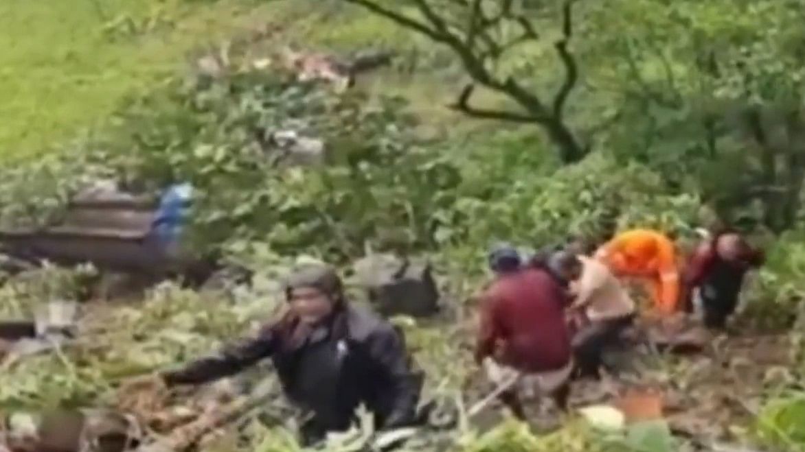 <div class="paragraphs"><p>Screengrab of the video showing people Maharashtra's Kasara Ghar where a tanker fell into a gorge killing five people.</p></div>